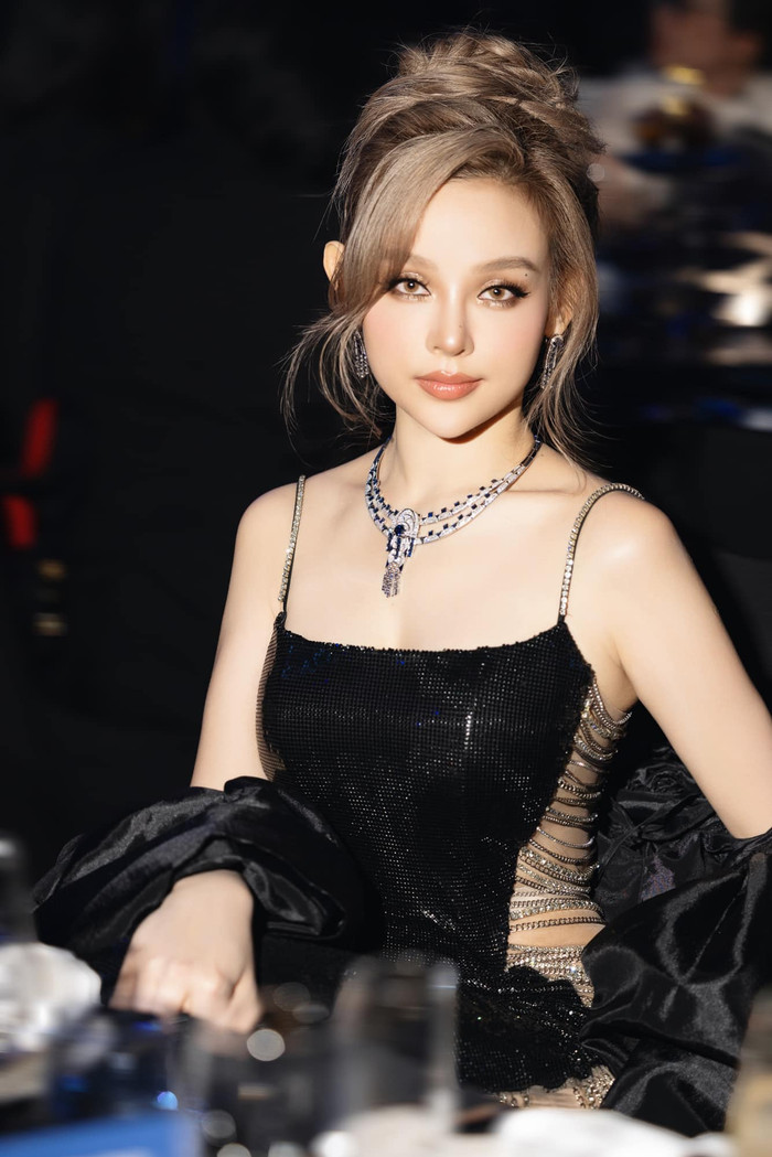 Huyền Baby lộng lẫy trong bộ cánh đen huyền bí.