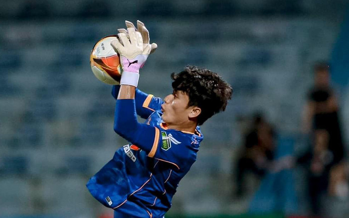 Thủ môn Bùi Tiến Dũng làm 'dậy sóng' trong ngày LPB HAGL hạ SLNA Ảnh 2