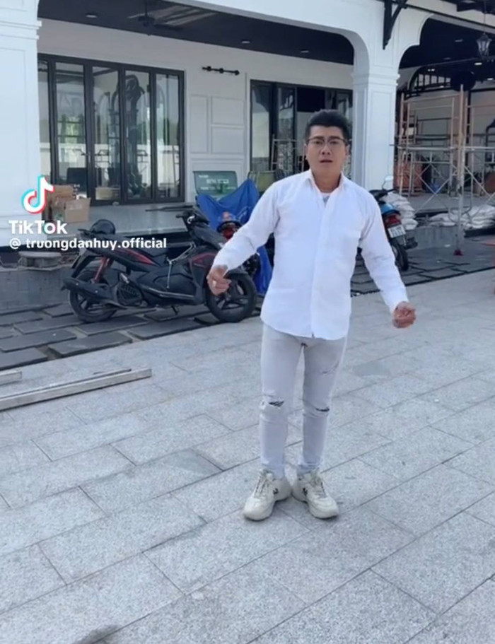 Dù vỡ nợ vì nghề gỗ, song mới đây, nam ca sĩ vẫn quyết định tuyên bố quay trở lại với lĩnh vực này.