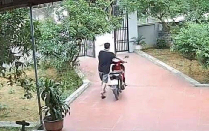 Bố đi đâu cũng dắt xe ra ngoài cổng mới nổ máy, lý do đằng sau cực dễ thương Ảnh 2