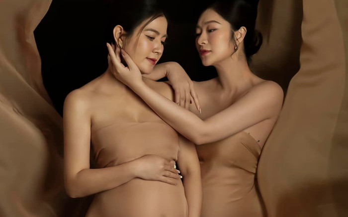 Kha Ly - Thanh Trúc diện đầm xuyên thấu 'đọ' bụng bầu, tiết lộ thông tin về nhóc tỳ sắp chào đời Ảnh 2