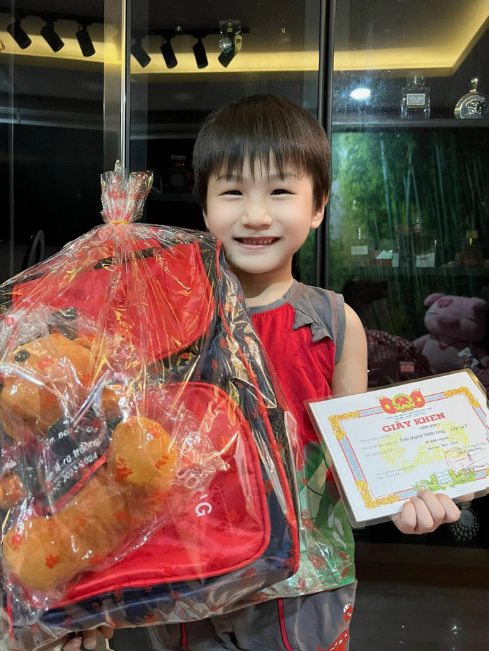Con trai Lâm Khánh Chi lên 6 tuổi.