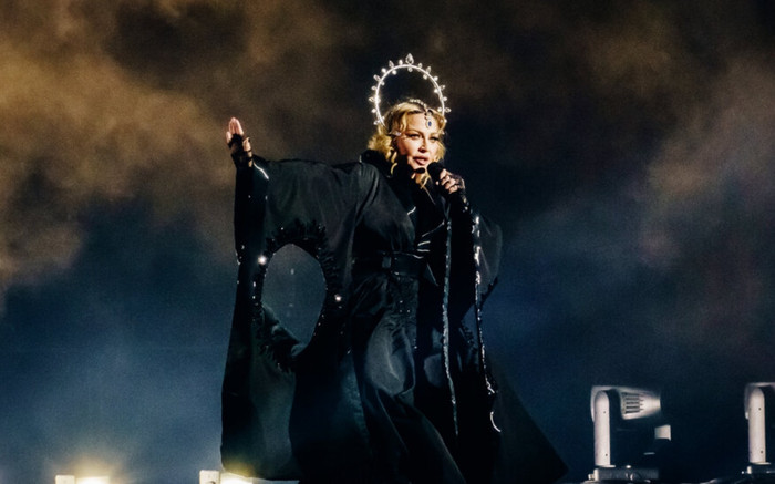 Nữ ca sĩ nổi tiếng bị chính fan của mình đâm đơn kiện Ảnh 2