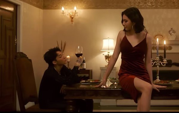 Với diễn xuất, thần thái và gương mặt 'mười điểm không có nhưng', người đẹp Thái Lan đã giúp Sơn Tùng xác lập hàng loạt kỉ lục với MV mới Chạy Ngay Đi vào 2018.
