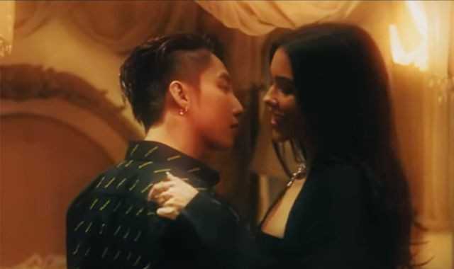 Trong MV Hãy Trao Cho Anh, Sơn Tùng và bạn diễn nữ đã có nhiều cảnh tình cảm. Có thể thấy qua nhiều góc quay, nhan sắc của ngôi sao hàng đầu nước Mỹ không phải dạng vừa với sống mũi cao và góc nghiêng 'vạn người mê'.