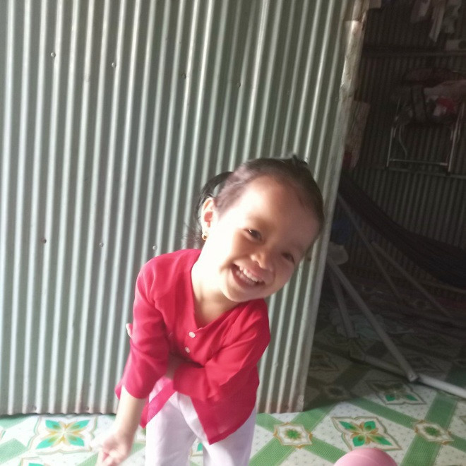 Bé Hà tinh nghịch và đáng yêu