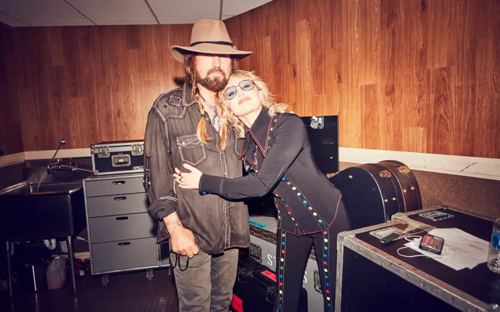 Bố ruột Miley Cyrus nói gì về chuyện bất hòa với con gái? Ảnh 2