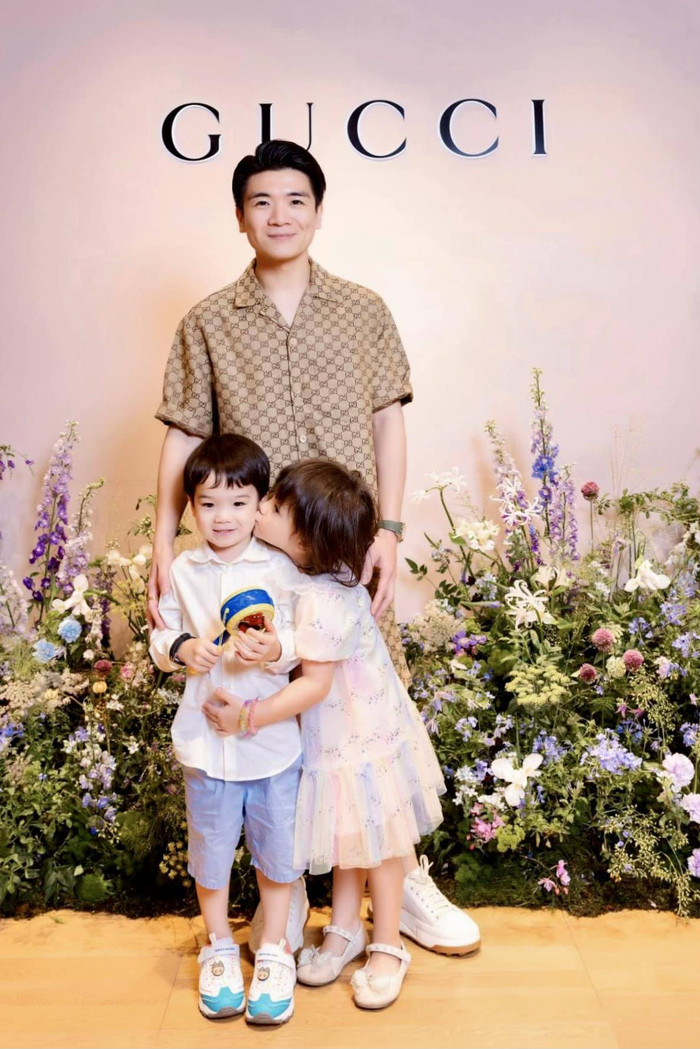  Trên facebook cá nhân của mình, anh Đỗ Quang Vinh không ngần ngại chia sẻ những khoảnh khắc đáng yêu của 2 con. 