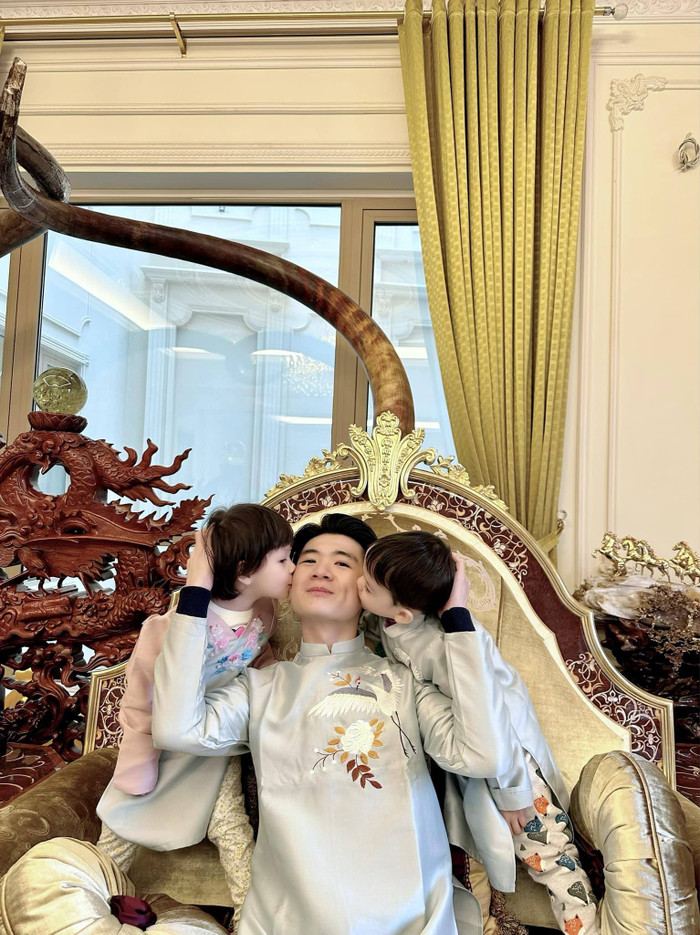 Về mẹ của 2 đứa trẻ, vị thiếu gia chưa từng công khai hay nhắc đến, thay vào đó, anh dành hết tình yêu thương cho 2 con.