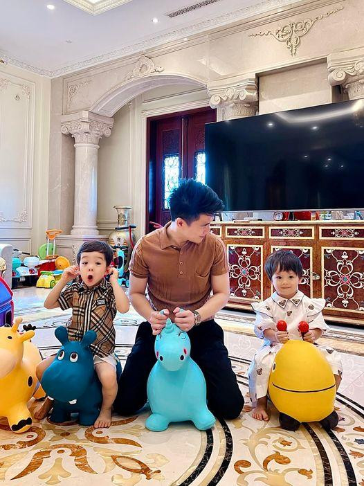 Có thể nói, vốn sinh ra đã ở vạch đích nên cặp song sinh này luôn có cuộc sống đủ đầy, ở biệt thự lớn, mặc hàng hiệu, đi du lịch khắp nơi.