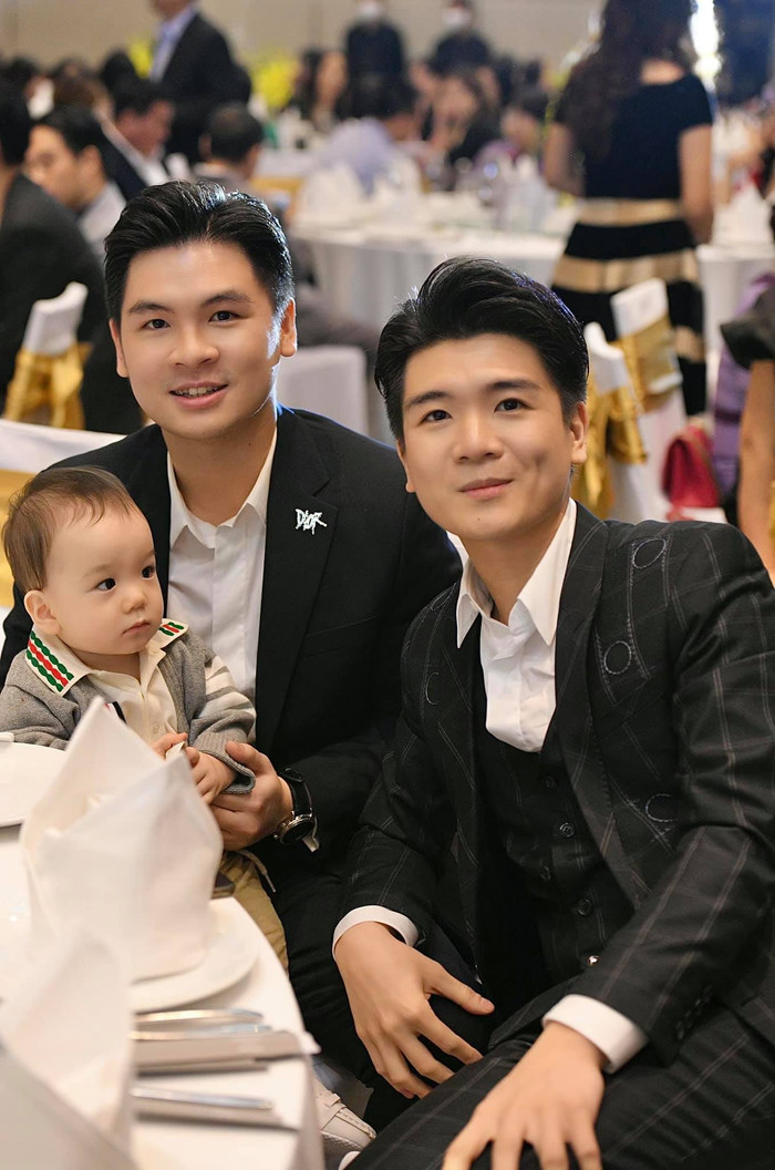 Trong khi Đỗ Vinh Quang (1995) tuổi trẻ tài cao, đang giữ chức Chủ tịch Câu lạc bộ bóng đá Hà Nội thì người anh cả Đỗ Quang Vinh (1989) được đông đảo người biết đến với vị trí mới là Phó Chủ tịch thường trực Công ty tài chính SHB Finance. 