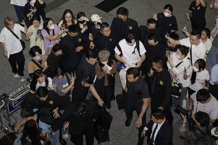 Dù không có quá nhiều người hâm mộ đến đón, nhưng diễn viên Kim Yoo Jung vẫn phải khá chật vật mới có thể tiến đến xe để di chuyển khỏi sân bay. Ảnh: Sưu tầm