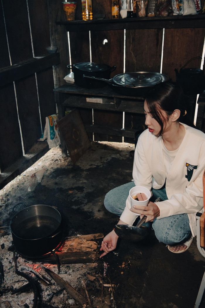 Thùy Tiên thấu hiểu khó khăn của các bé học sinh phải sống trong cảnh thiếu thốn nguồn sáng. Ảnh: Giáo dục và thời đại