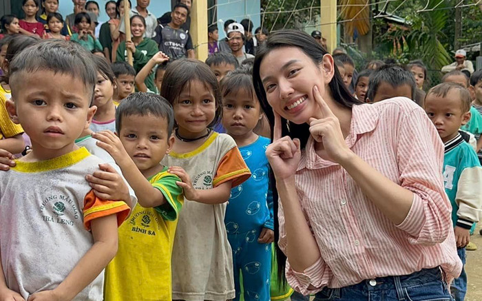 Hoa hậu Thùy Tiên 'cõng điện' lên vùng cao Ảnh 2