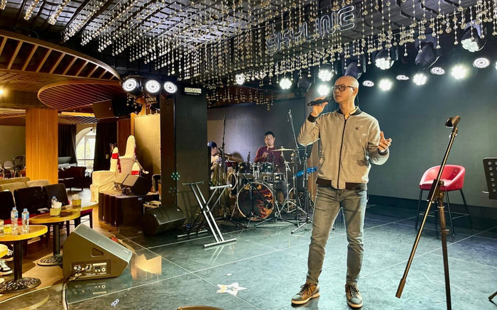 Nam ca sĩ từng trắng tay phải cầm cố nhà, giờ kiếm tiền tỷ chỉ bằng một ca khúc Ảnh 2