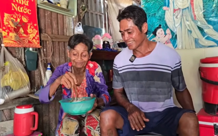 Người chồng trẻ theo đuổi vợ đã ngoài 50 tuổi, có 5 con riêng Ảnh 2