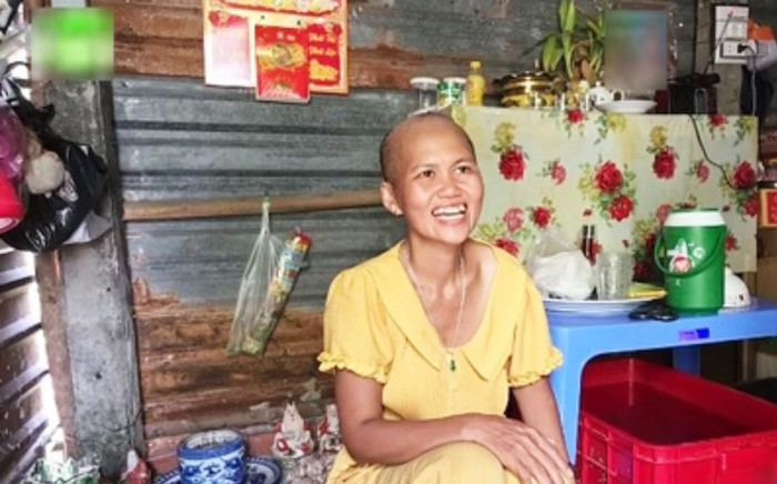 Người phụ nữ dựng chòi sống giữa 2000 ngôi mộ, 30 năm ngủ cạnh chồng vì lý do xúc động Ảnh 2