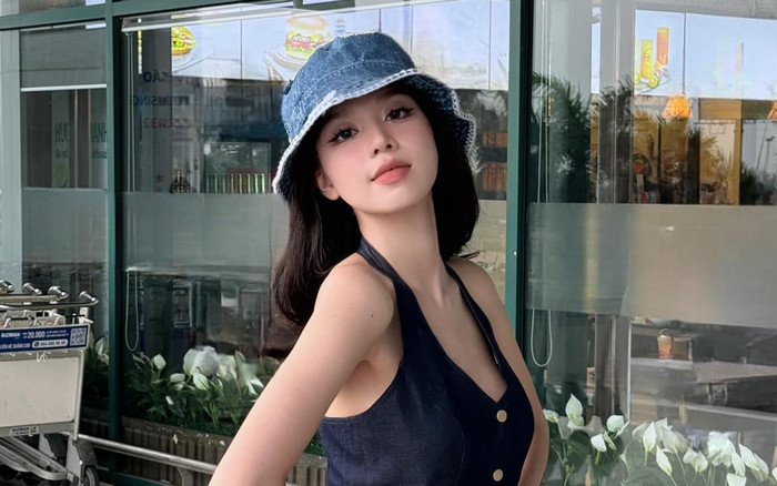 Hoa hậu Thanh Thủy xinh như búp bê ở sân bay, đẳng cấp 'chánh cung' có khác! Ảnh 2