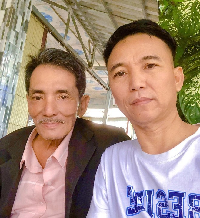 Nam nghệ sĩ Thương Tín chụp cùng với nhạc sĩ Tô Hiếu.