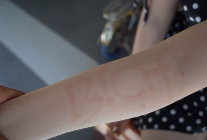 Chữ Bích hiện trên tay người phụ nữ sau vài phút viết