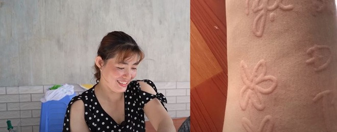 Chị Bích vẽ những cánh hoa trên tay