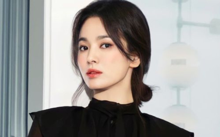 Song Hye Kyo bất ngờ khoe quà của 'người tình', còn làm một việc đặc biệt ở trời Âu Ảnh 2
