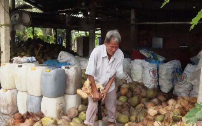 Người đàn ông mù sở hữu năng lực 'độc lạ': Nhớ hàng trăm số điện thoại, lột 200 trái dừa bằng tay Ảnh 2
