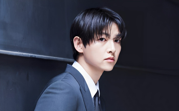 Song Joong Ki lộ nhan sắc thật tuổi 38 qua camera người qua đường Ảnh 2