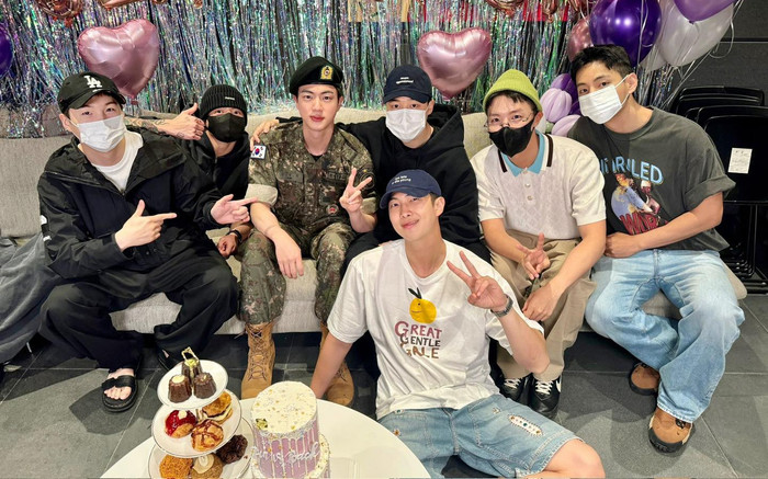 BTS tái hợp mừng Jin xuất ngũ, nhưng được quan tâm nhất lại là Suga Ảnh 2