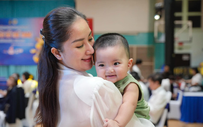 Phan Hiển nói một câu cho thấy cưng Khánh Thi và con gái út hết mực Ảnh 2