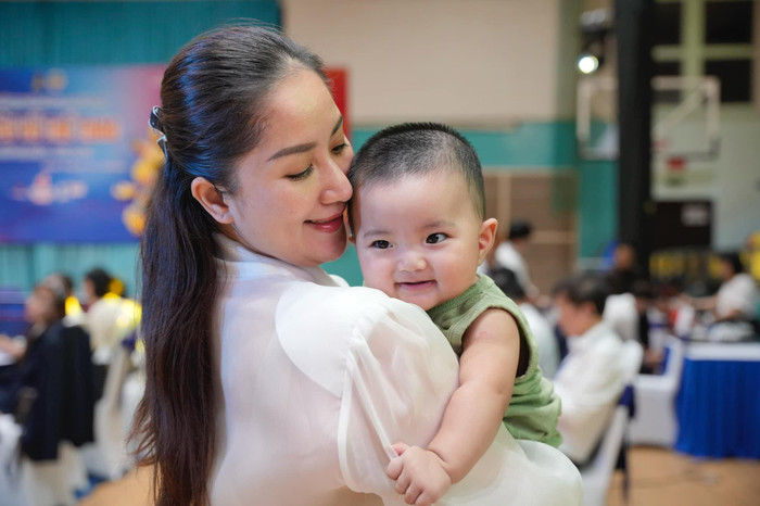 Khánh Thi ngày càng nhuận sắc, về dáng nhanh chóng sau sinh.