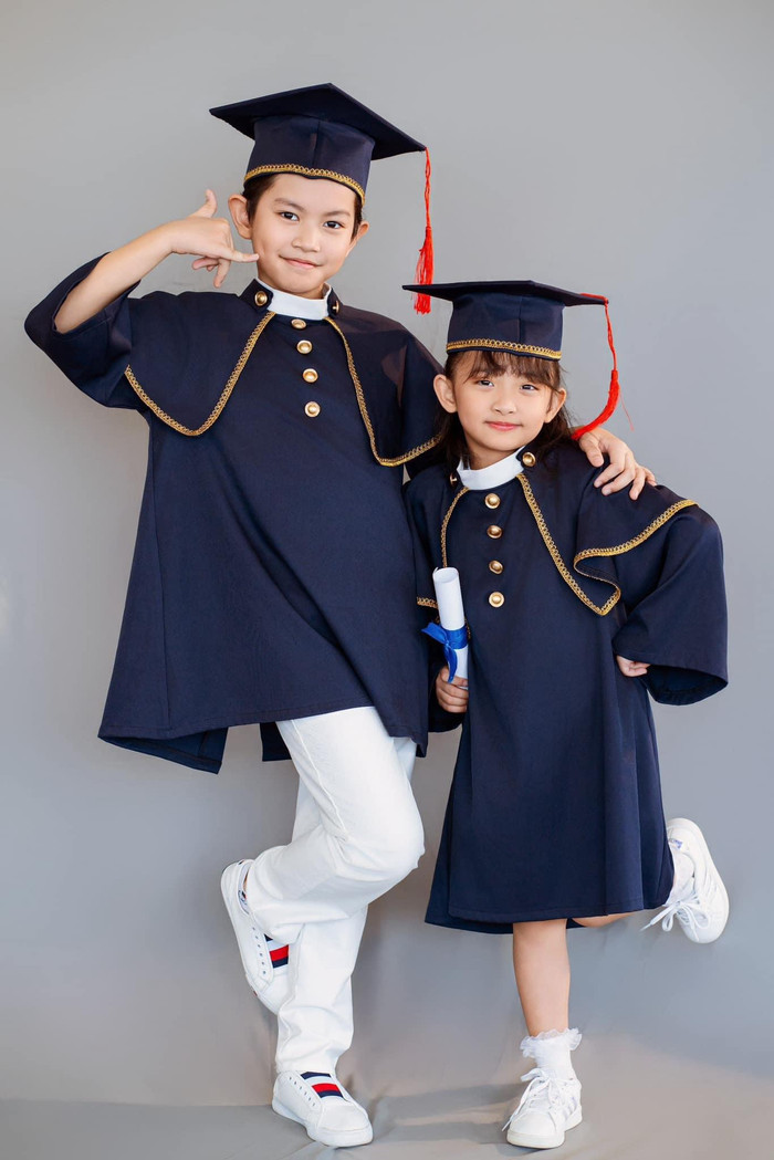 Các nhóc tỳ nhà Khánh Thi - Phan Hiển càng lớn càng khôi ngô, xinh gái.