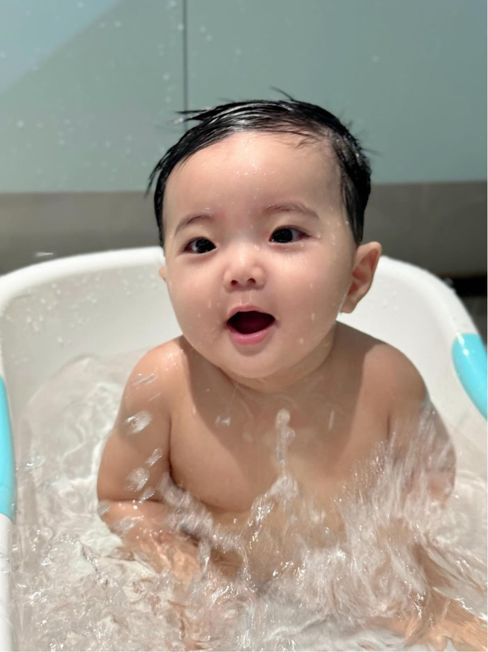 Nhóc tỳ thứ 3 nhà Khánh Thi - Phan Hiển. 