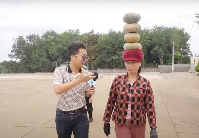 Người phụ nữ đội 4 quả bí trên đầu