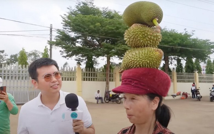 Người phụ nữ Đắk Nông đội mọi thứ lên đầu vẫn đi lại bình thường Ảnh 2