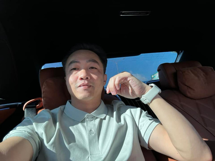 Cường Đô La khoe áo được Đàm Thu Trang sắm sửa, nhiều người cho rằng nhờ vợ mà phong cách thời trang của nam doanh nhân trở nên đẹp mắt, chỉn chu hơn. Đồng thời, dân mạng bất ngờ khi doanh nhân giàu có mặc những chiếc áo có giá trị dưới 1 triệu đồng. Ảnh: FBNV