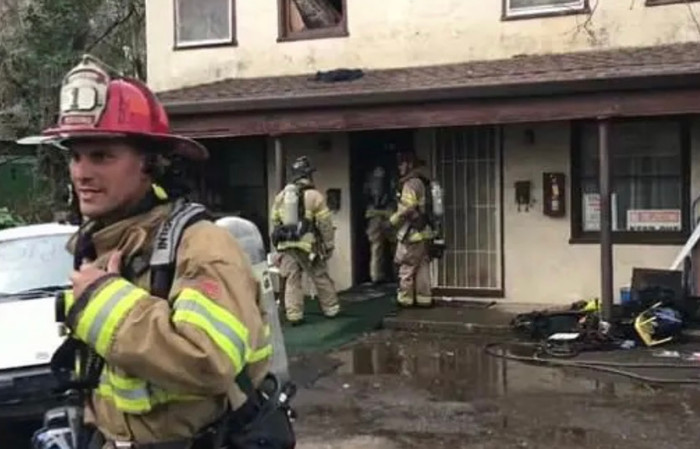 Cảnh sát đã có mặt kịp thời tại hiện trường để dập lửa.