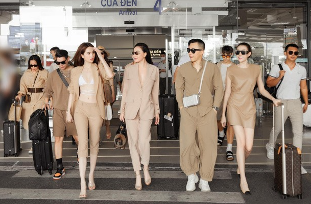 Ngọc Trinh - Vũ Khắc Tiệp từng là thành viên trong hội bạn thân Sanh Ra Đã Đẹp cùng Quỳnh Thư, Lê Hà và NTK Đỗ Long.
