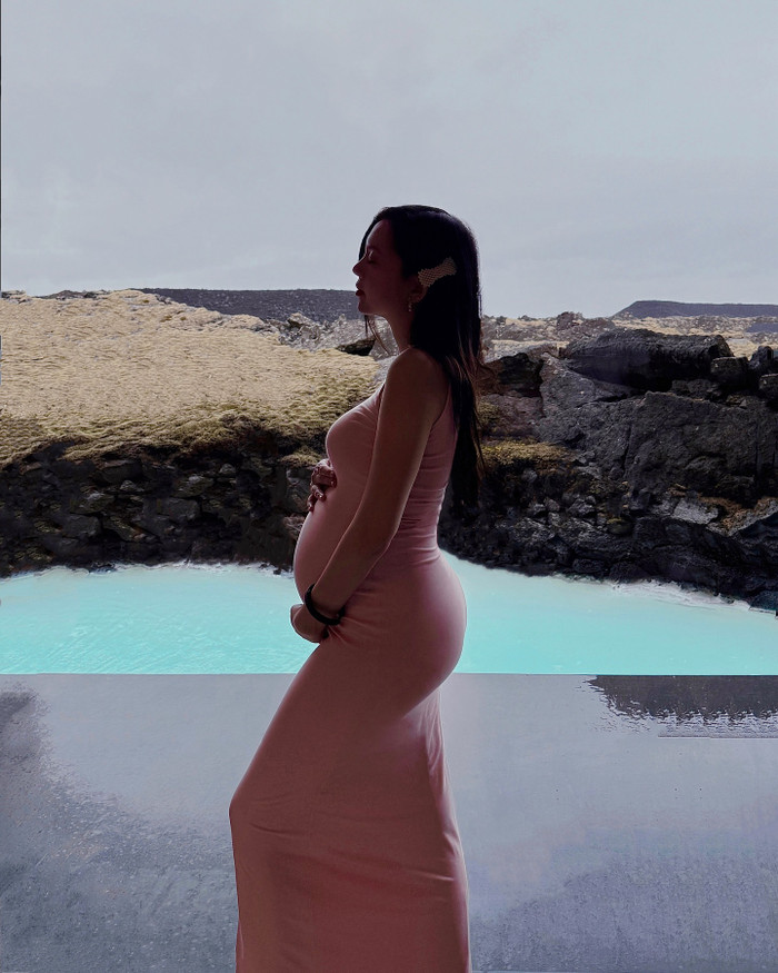 Trong thai kỳ, 'nàng dâu trăm tỷ' rất chuộng trang phục thoải mái. Đôi lúc cô cũng diện những thiết kế ôm body nhưng với chất liệu vải co giản, phù hợp với phụ nữ mang thai. Trong bức ảnh này, Tuyết Nhi gây ấn tượng với hình thể siêu quyến rũ dù đang trong giai đoạn giữ thai kỳ. 3 vòng của cô đều được thể hiện khá rõ nét, thậm chí còn được đánh giá là có phần gợi cảm hơn.