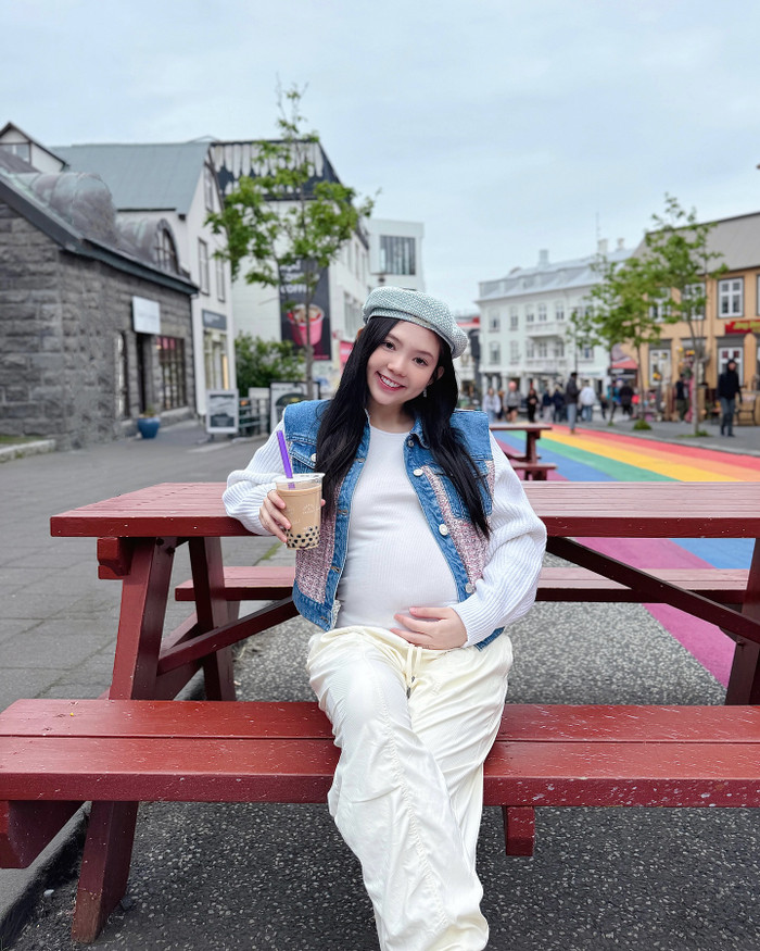 Dù đang bầu bí, gương mặt Tuyết Nhi vẫn trong rất thon gọn, thậm chí về vóc dáng cũng không thay đổi là mấy. Người đẹp 9X không tăng cân quá nhiều, ở một vài điểm như tay, chân và vai vẫn giữ được nét thon thả, thanh mảnh. Có chăng cô nàng chỉ thay đổi đôi chút ở vòng 2, song vòng eo vẫn không hề nở to như các mẹ bỉm khác.&nbsp;