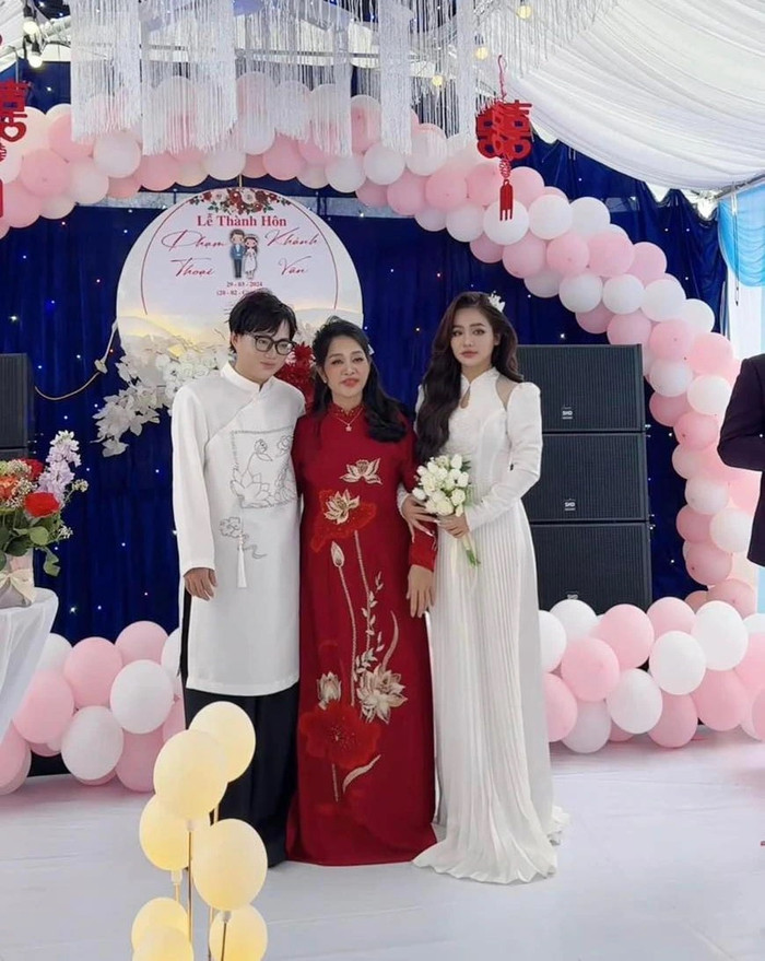Phạm Thoại bên mẹ và cô dâu của mình