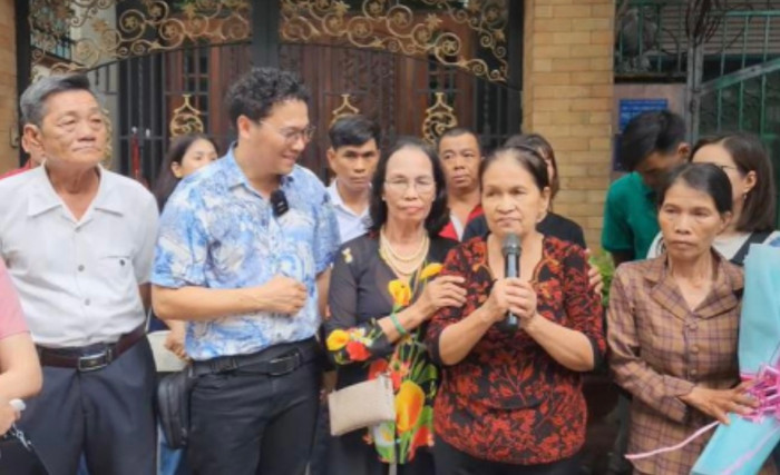 Khoảnh khắc đoàn viên của hai chị em.