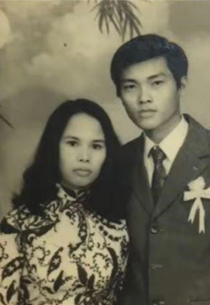 Tấm ảnh cưới kỷ vật của cô Nhung và chồng nhờ cô Hoa gửi đến chị gái.