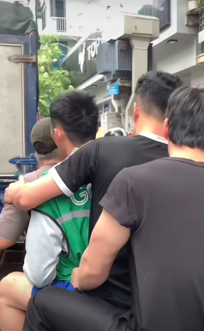 Ca sĩ Du Thiên hỗ trợ bà con bắt trộm.