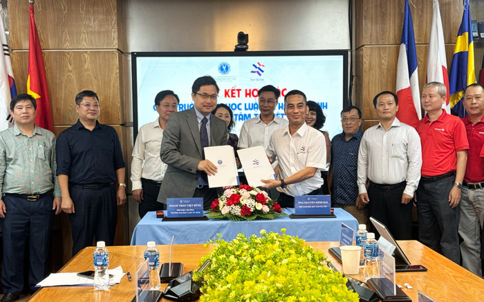 Trao học bổng 600 triệu đồng cho sinh viên trường Đại học Luật TPHCM Ảnh 2