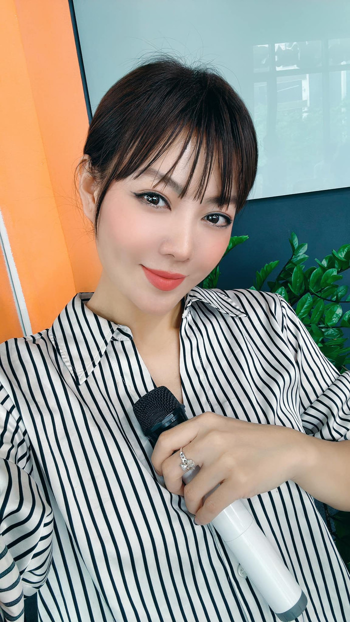 Thời gian gần đây, diễn viên Thanh Hương đã có màn thay đổi ngoạn mục về hình ảnh lẫn công việc. Không chỉ thăng hoa hơn trong lĩnh vực diễn xuất với loạt dự án phim ảnh thành công, Thanh Hương còn được khán giả đánh giá ngày càng thăng hạng về nhan sắc.  Trên trang cá nhân, cô cũng thường xuyên cập nhật những khoảnh khắc tươi tắn, xinh xắn và quyến rũ để tương tác với người hâm mộ. 