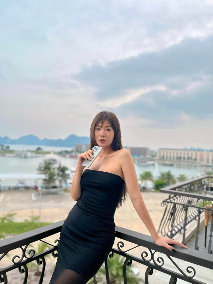 Thanh Hương ở tuổi U40 vẫn sở hữu vóc dáng rất chuẩn chỉnh. Không chỉ gương mặt không có bất kỳ dấu hiệu lão hóa mà vóc dáng của Thanh Hương được nhận xét ngày càng thon thả, thanh mảnh như thiếu nữ đôi mươi. Nhìn vào nữ diễn viên hiện tại, khó ai có thể đoán được cô đã là mẹ 2 con.