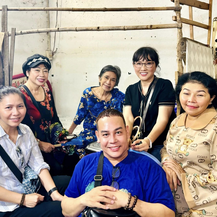 nhóm Ngũ Long du ký đến thăm nữ nghệ sĩ