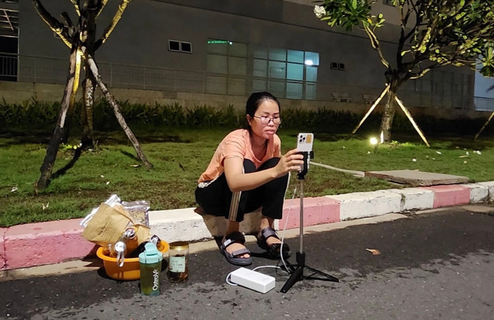 Tranh thủ đêm tối, người mẹ livestream bán hàng trong bệnh viện.