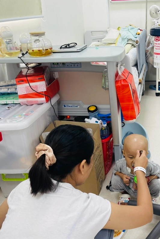 Dù vất vả, thế nhưng người mẹ trẻ vẫn cố gắng vượt qua khó khăn.